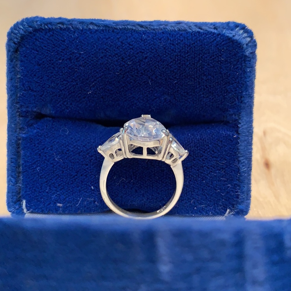 Stunning Faceted Pear-Shape Rhinestone Ring - Picture 7 of 9